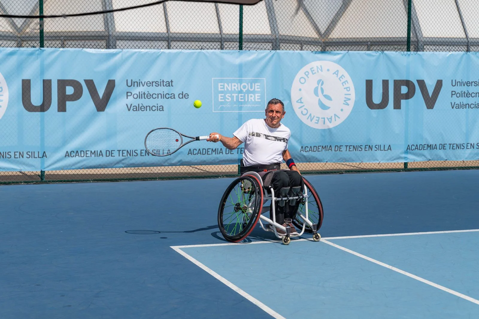 Momento del torneo en pista: participantes y ambiente del II Custos Open AEEPIM